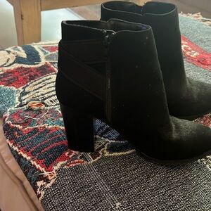 Ladies black chunky heel low boot